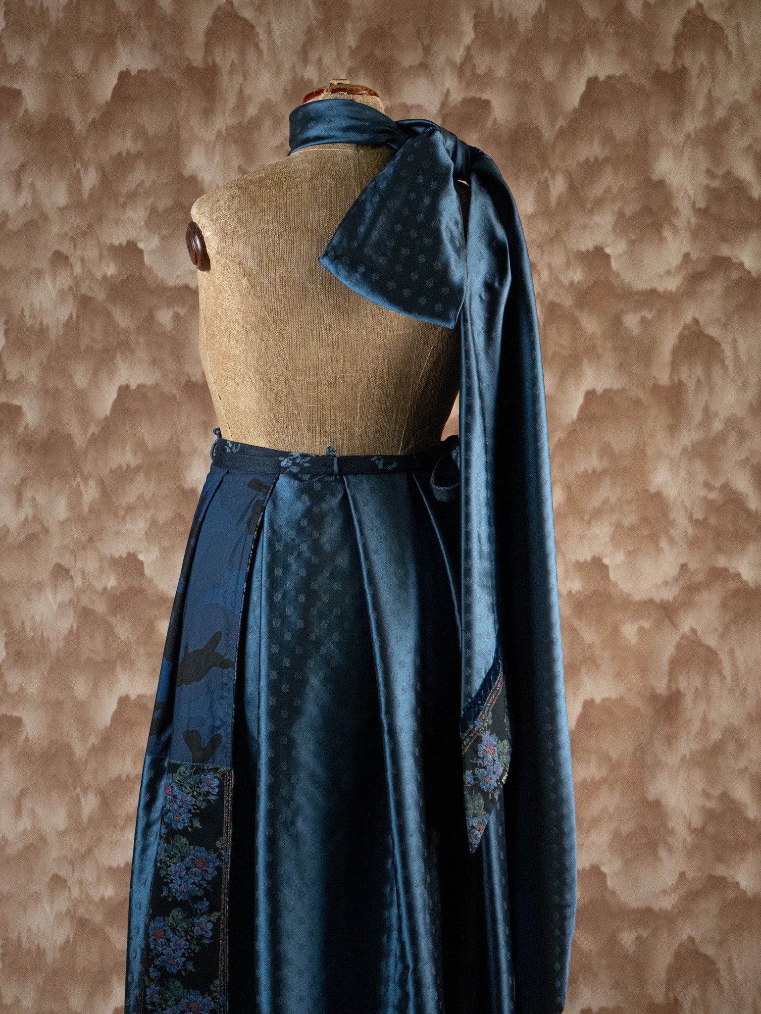 The Rose of the Winds - Bow Scarf